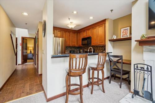 Pleasantly decorated with A/C and hot tub access E7 in Killington, USA