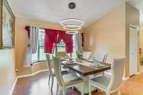 11 Mi to Dtwn Ocala Home with Screened-In Lanai!