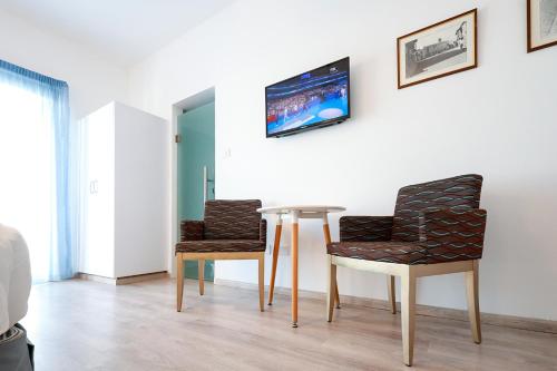 Standard Double or Twin Room image 4
