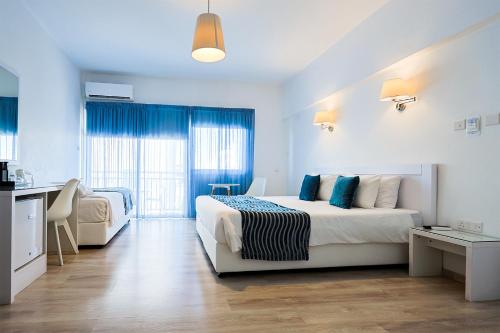 Family Room image 5