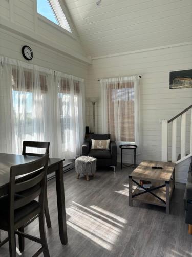 Sunrise Cabin- The Loft - secluded Beach front guest house in Sandspit (BC)