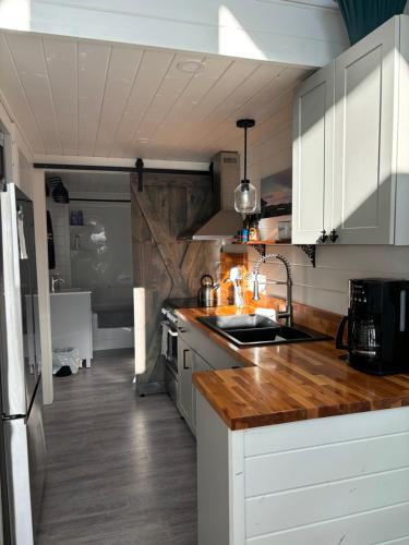 Sunrise Cabin- The Loft - secluded Beach front guest house in Sandspit (BC)