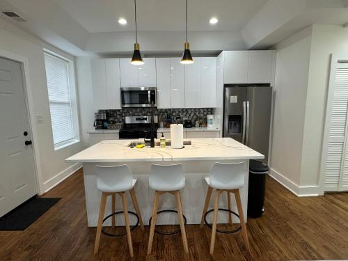 Chic Euro City Getaway- Close to Downtown in Grand Boulevard