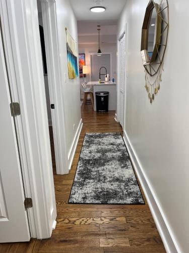 Chic Euro City Getaway- Close to Downtown in Grand Boulevard