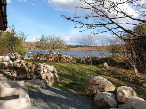 Lake lodging 1 mile from Dungloe max 2adult 1child in Дунглоу