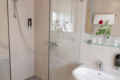 Hotel-Restaurant Zum Kirschbaum Room Type - Standard Twin Room
