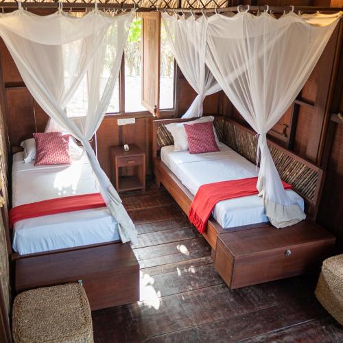 1 queen bed, 6 twin beds