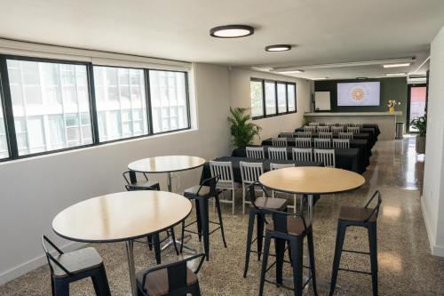 Sejne sobe / Plesne dvorane, The Looking Glass Hotel in San Juan