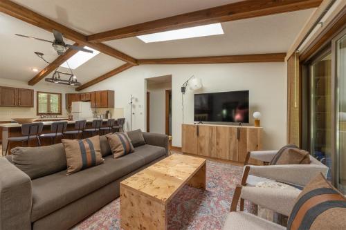 Getaway on the Green - New Vacation Rental - On Clearbrook Golf Course - Pet Friendly in Saugatuck, USA