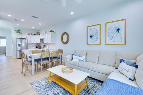 Chic Hudson Townhome Walk to the Beach! in ฮัตสัน(FL)