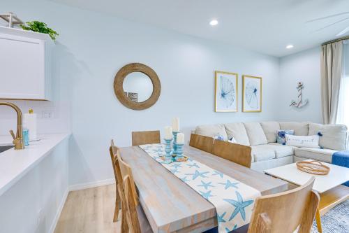 Chic Hudson Townhome Walk to the Beach! in ฮัตสัน(FL)