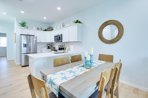 Chic Hudson Townhome Walk to the Beach! in ฮัตสัน(FL)