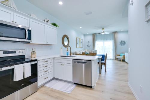 Chic Hudson Townhome Walk to the Beach! in ฮัตสัน(FL)