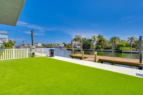 Chic Hudson Townhome Walk to the Beach! in ฮัตสัน(FL)