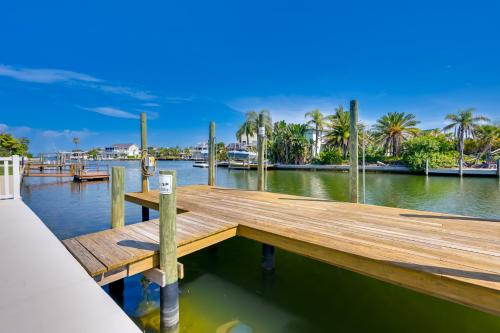 Chic Hudson Townhome Walk to the Beach! in ฮัตสัน(FL)