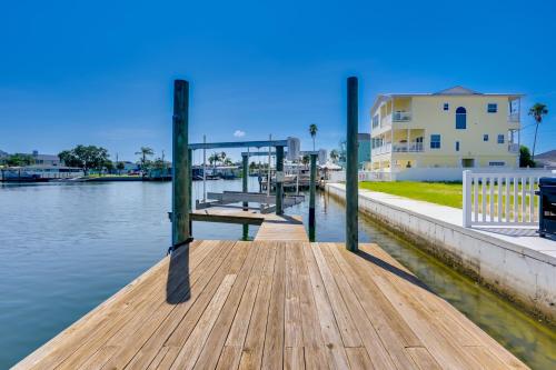 Chic Hudson Townhome Walk to the Beach! in ฮัตสัน(FL)