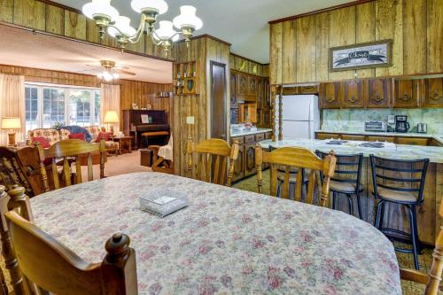 Vintage Chipley Getaway on Large Private Property in Chipley (Florida)