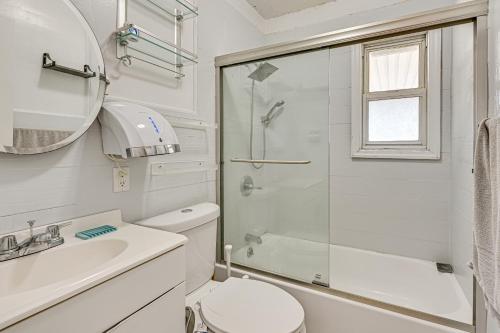 Pet-Friendly Valley Stream Duplex - 1 Mi to Mall!