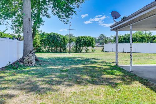 Pet-Friendly Valley Stream Duplex - 1 Mi to Mall!