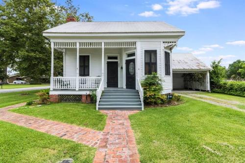 Historic Home, Downtown Scott, Sleeps 6, Near Interstate 10 Historic Home, Downtown Scott, Sleeps 6, Near Interstate 10