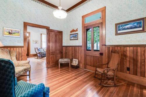 Historic Home, Downtown Scott, Sleeps 6, Near Interstate 10 Historic Home, Downtown Scott, Sleeps 6, Near Interstate 10