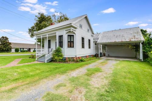 Historic Home, Downtown Scott, Sleeps 6, Near Interstate 10 Historic Home, Downtown Scott, Sleeps 6, Near Interstate 10