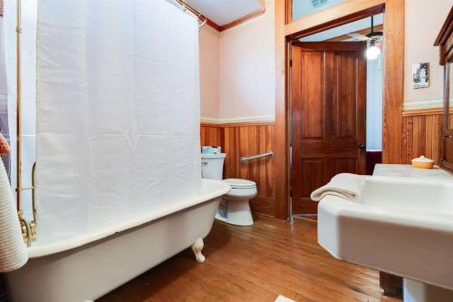 Historic Home, Downtown Scott, Sleeps 6, Near Interstate 10 Historic Home, Downtown Scott, Sleeps 6, Near Interstate 10