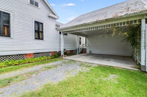 Historic Home, Downtown Scott, Sleeps 6, Near Interstate 10 Historic Home, Downtown Scott, Sleeps 6, Near Interstate 10