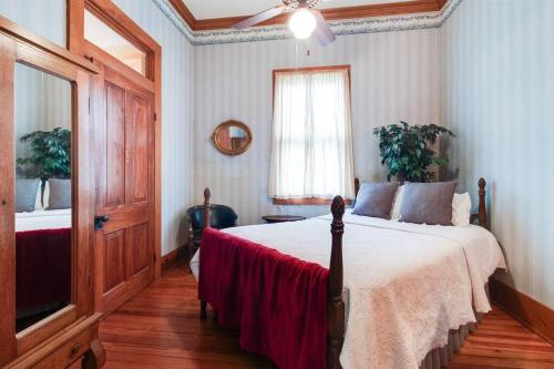 Historic Home, Downtown Scott, Sleeps 6, Near Interstate 10 Historic Home, Downtown Scott, Sleeps 6, Near Interstate 10