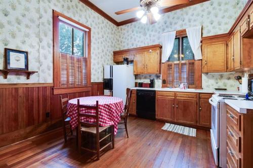 Historic Home, Downtown Scott, Sleeps 6, Near Interstate 10 Historic Home, Downtown Scott, Sleeps 6, Near Interstate 10