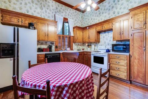 Historic Home, Downtown Scott, Sleeps 6, Near Interstate 10 Historic Home, Downtown Scott, Sleeps 6, Near Interstate 10