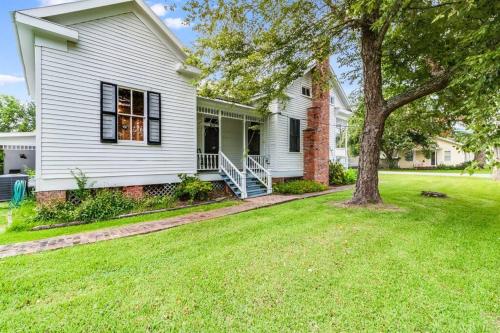 Historic Home, Downtown Scott, Sleeps 6, Near Interstate 10 Historic Home, Downtown Scott, Sleeps 6, Near Interstate 10