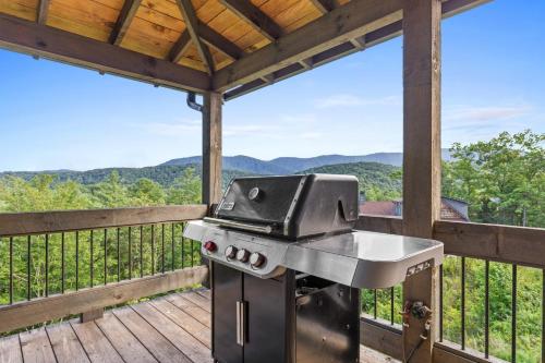 Surreal Views Outdoor Fireplace Pool Table Hot Tub in Epworth, USA
