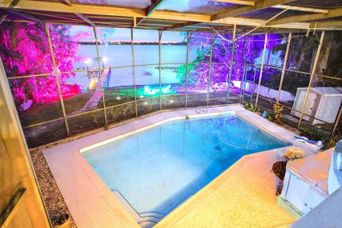 Spacious Lakefront House with Pool, Hottub, & Boating in Orlando, USA