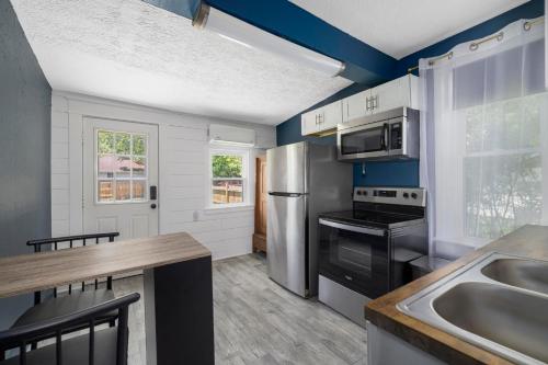 Remodeled Apartment Blocks from Downtown Bristol in Bristol, USA