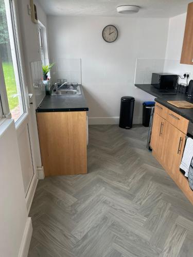 кухня, 4 Bed house, 2 bath with large garden and free parking - Sleeps 8 in Portswood