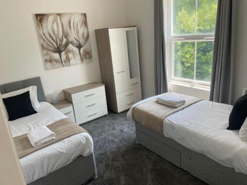 4 Bed house, 2 bath with large garden and free parking - Sleeps 8 in Portswood
