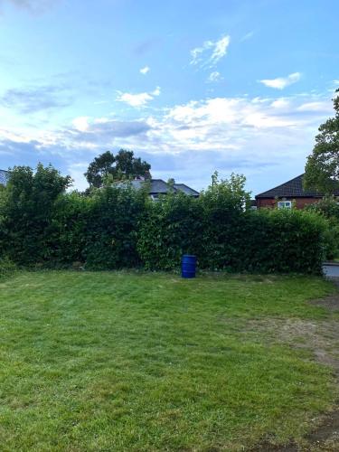 Сад, 4 Bed house, 2 bath with large garden and free parking - Sleeps 8 in Portswood