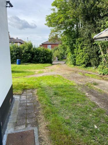 Сад, 4 Bed house, 2 bath with large garden and free parking - Sleeps 8 in Portswood