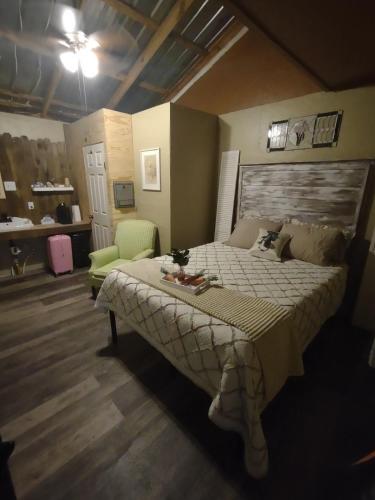 Acorn Hideaways Cozy Cottontail Suite, Sleeps 2 in Canton, USA