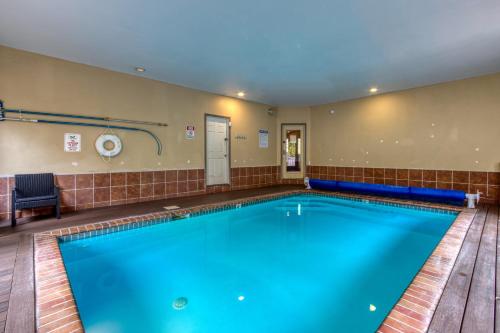 Uwoduhi Pool Lodge in Cosby, USA