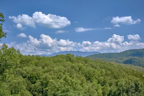 A Mountain View Theater Lodge Holiday home in Pigeon Forge, USA