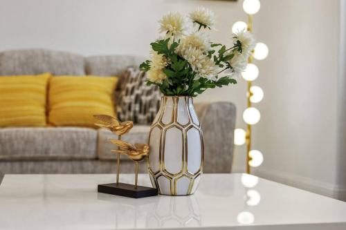 Shop & Store Oasis, 13min from Airport, Prime Spot in Lewisville, USA
