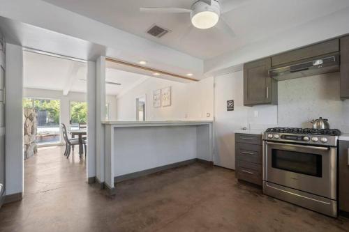 Oakdale Retreat with Pool & More in Los Angeles, USA