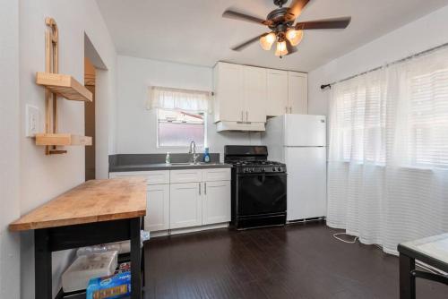 Marina Gem Spacious 2BR Apt with Patio Parking in Los Angeles, USA