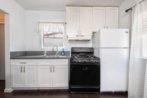 Marina Gem Spacious 2BR Apt with Patio Parking in Los Angeles, USA