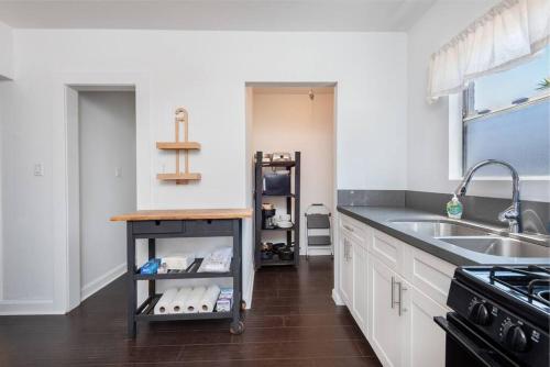Marina Gem Spacious 2BR Apt with Patio Parking in Los Angeles, USA