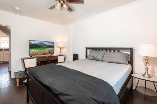 Marina Gem Spacious 2BR Apt with Patio Parking in Los Angeles, USA