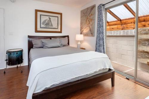 Marina Studio Living mins walk to Beach with Parking in Los Angeles, USA