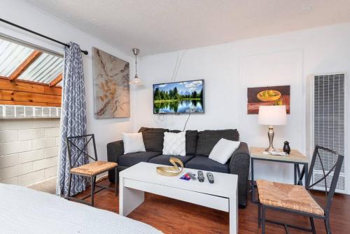 Marina Studio Living mins walk to Beach with Parking in Los Angeles, USA